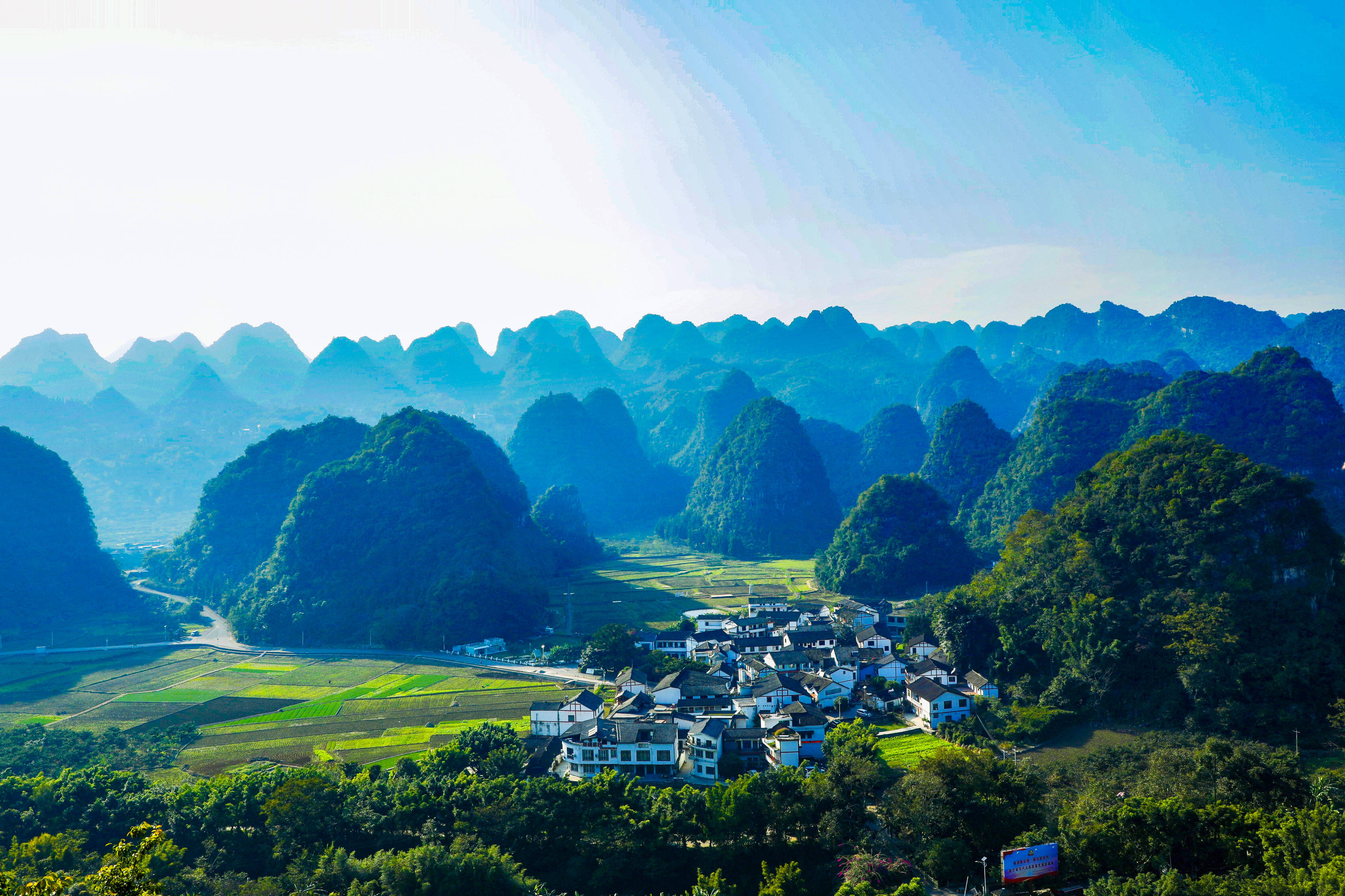 第一天路线:早上从贵阳出发>抵达安顺黄果树景区,中午品尝特色美食