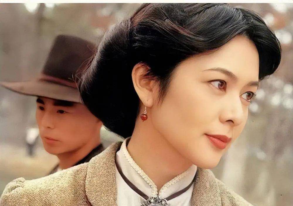 在电影《至尊无上》里,关之琳跟刘德华,谭咏麟等人搭戏,演技虽然不是