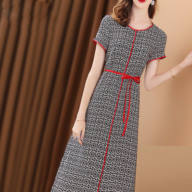 女人经济允许的话,千万别错过今年流行的这几款裙子,太洋气了_时尚_版