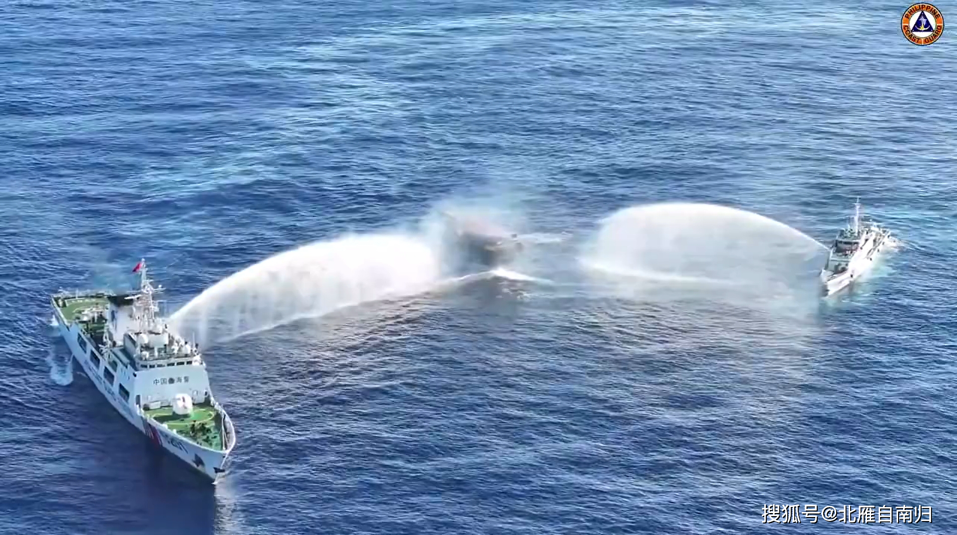 海警水炮打穿送补船,意外炸出一条"大鱼",菲律宾中将挂彩