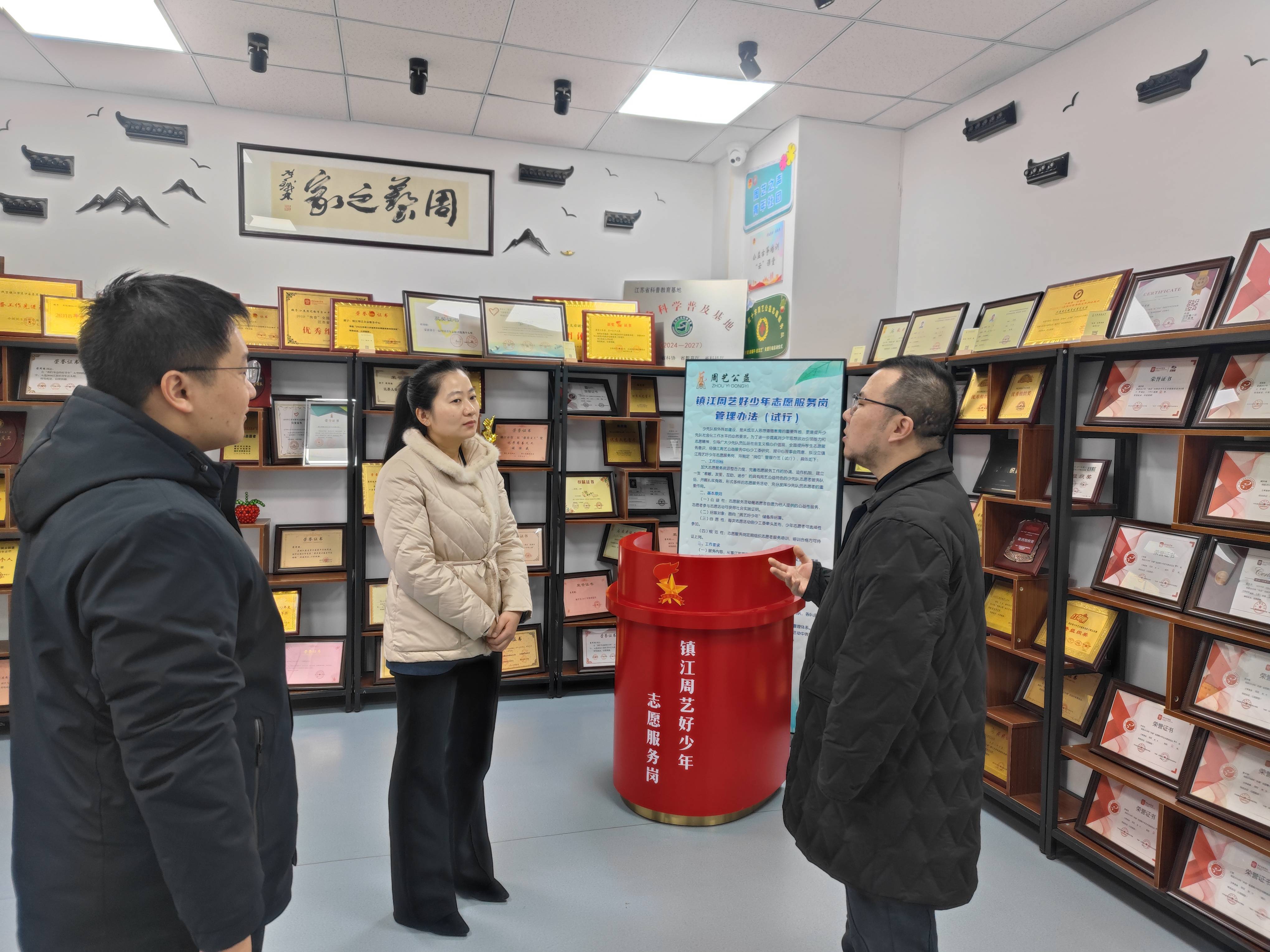 在周艺公益理事长蒋周健的介绍下,蒋蒙书记先后参观