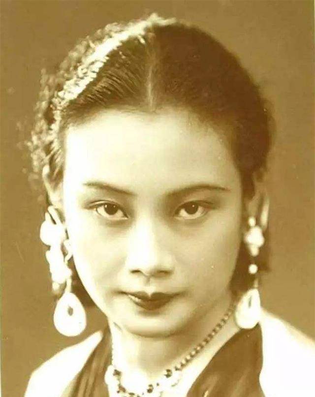潘有声知道妻子最爱的还是电影,是啊,她是一个有事业心的女人,怎么