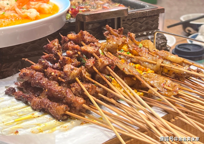 在涪陵,夜幕低垂时,一场烧烤盛宴便悄然拉开序幕.