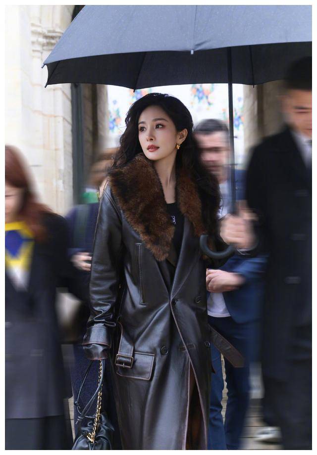原创杨幂巴黎时装周穿着貂皮大衣魅力盎然手机亮了