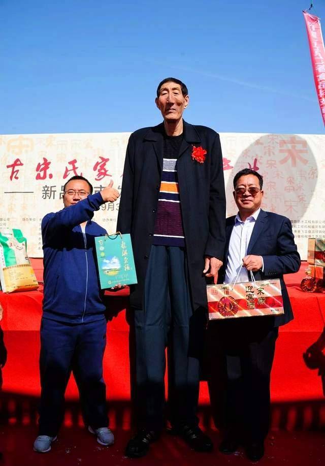 36米巨人鲍喜顺不听劝告,执意和妻子生娃,现在他们一家咋样了_身高