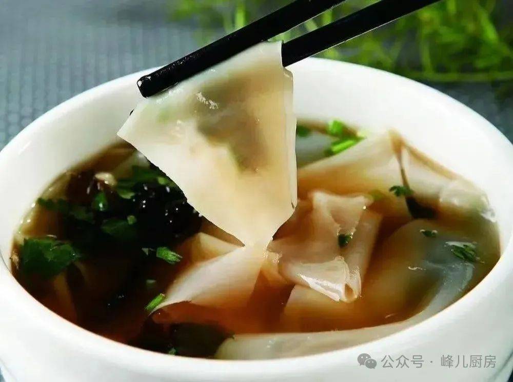 5毫米厚的一张薄面片,来回折几下,切成1寸