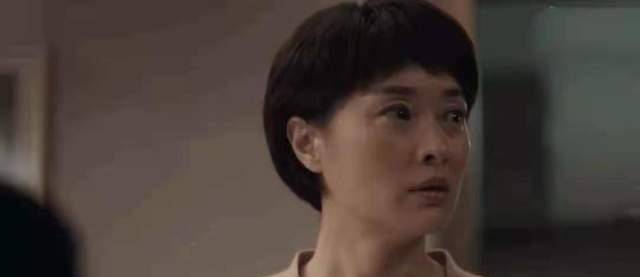 反观江疏影,和刘涛一样,全程一个表情,眨着眼睛,僵硬着,没有吃惊,没有