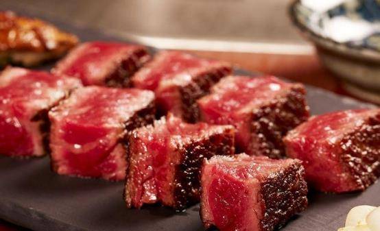 原创牛王在贵州现世高18米重2000斤死后15人抬棺茅台祭祀