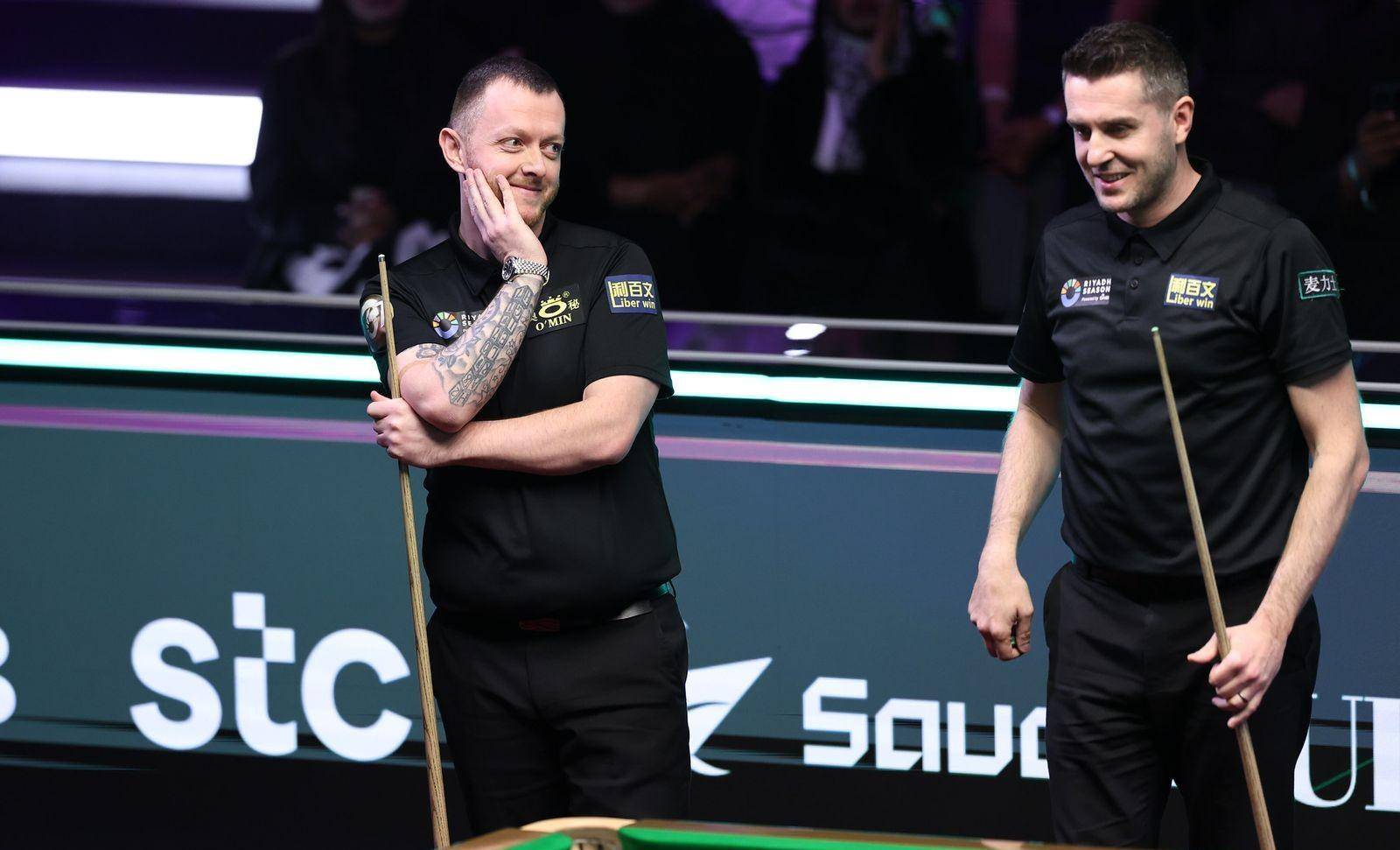 "奥沙利文笑了,看了看手表,回答说:"塞尔比,我叫他午夜塞尔比,因为