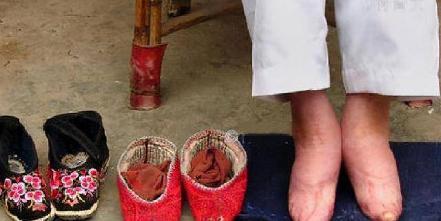 15岁靠"三寸金莲"嫁入大宅,从来不洗裹着的小脚,只有丈夫看过