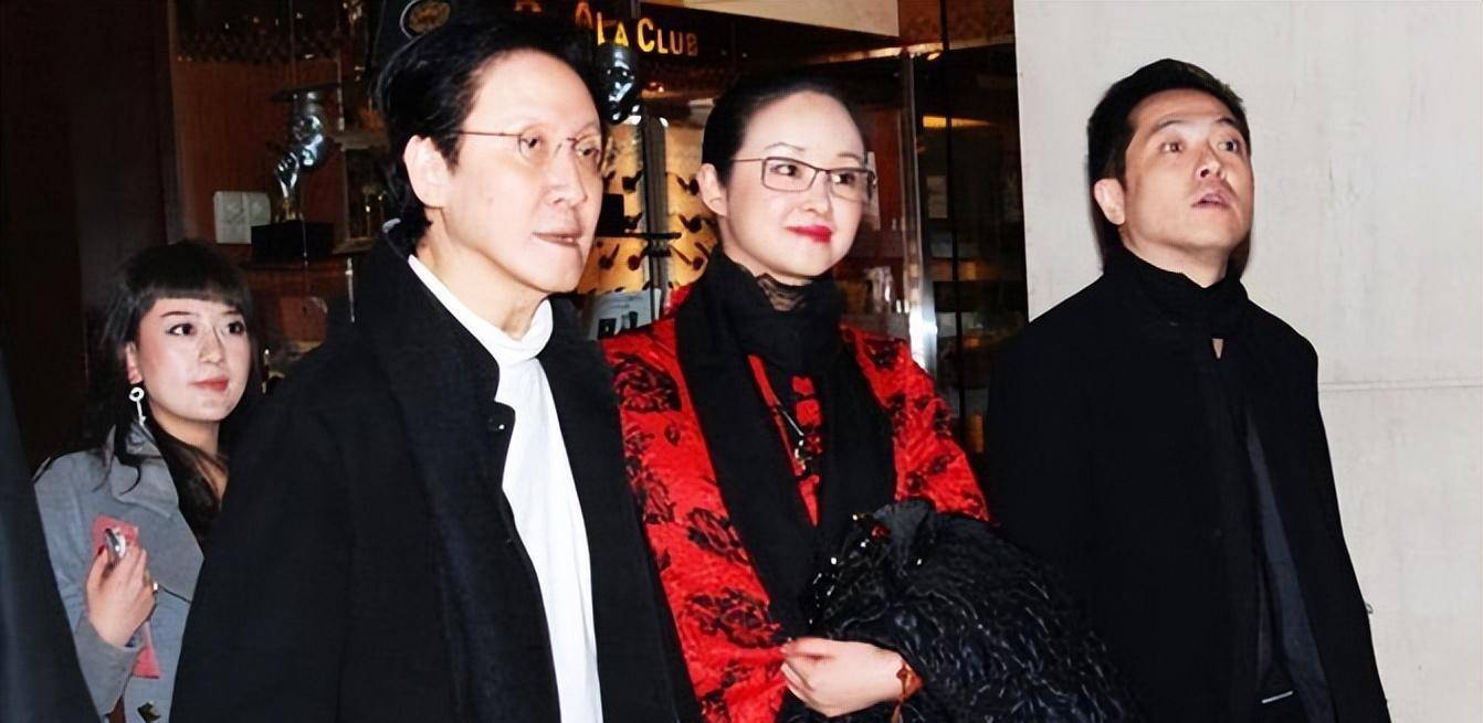 54岁的张敏:被香港大亨向华胜独宠9年,分手后嫁经纪人刘永辉_陈岚