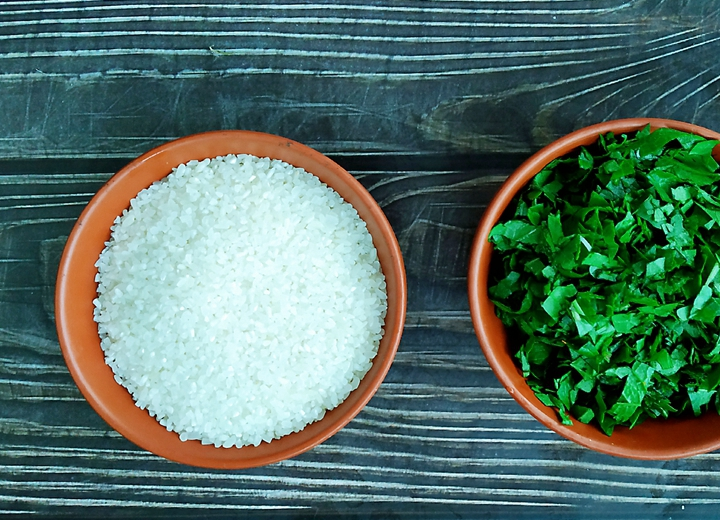 第二步:锅中放入洗好的大米,多一点的清水(最好一次加足,如果后面太干