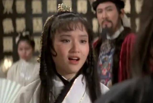 1977年,恬妞凭借在《射雕英雄传》里出演黄蓉而正式进入演艺圈.