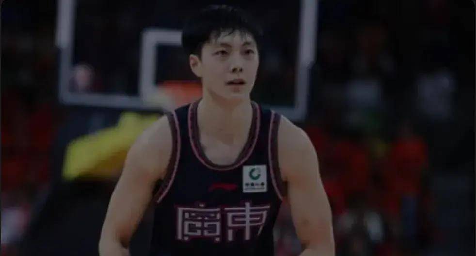 南区明星队105:108落后3分,但胡明轩依然展现出作为总决赛 mvp 的巨大