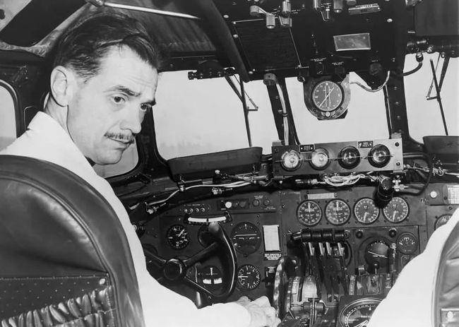 1946年上半年,休斯与美国军方之间的飞机订购合同,因不能达到军方要求