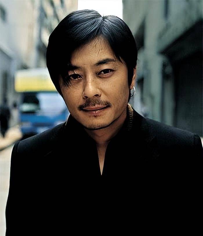 原创天王高手王杰用一生来治愈悲惨童年为初恋写下感人的歌曲