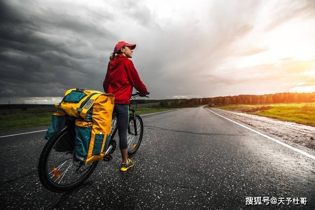 风雨无阻的外卖女骑手,城市生活的温暖传递者_劳动者_女性_家庭