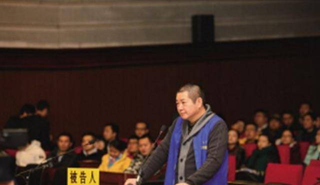 内蒙老板欠债5千万,被债主关铁笼扔入湖底,2年后才被发现_张宏_胡方