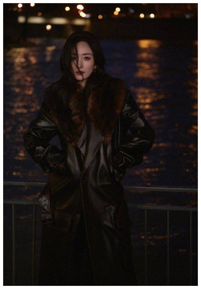 原创杨幂巴黎时装周穿着貂皮大衣魅力盎然手机亮了