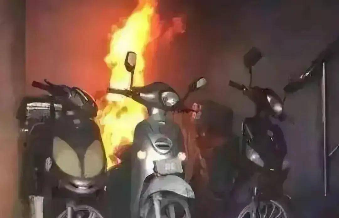 南京火灾戳穿电动车主的"安全谎言",锂电池电动车究竟安全吗?