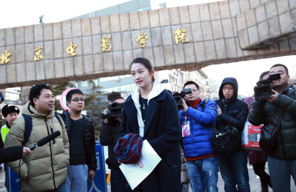 原创杨幂回母校担任考官被批演技不过关来误人子弟拍戏还要老师