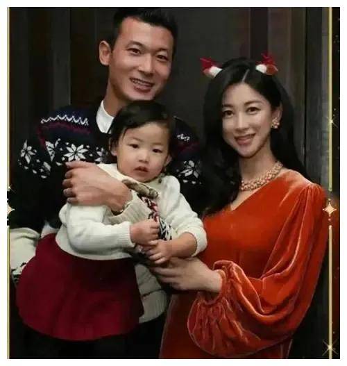 朱珠女儿温馨互动 爱与关怀无限,母女俩照片引发热议._母亲_关爱_成长