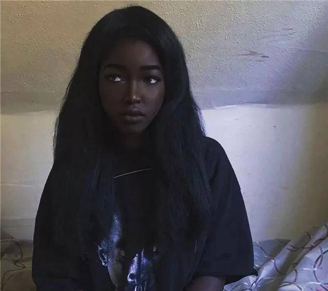 原创非洲黑人女孩lolita因太漂亮家人不敢让她独自外出