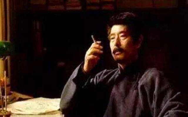 而他的肺病,很大程度上是因为长期抽烟导致的.