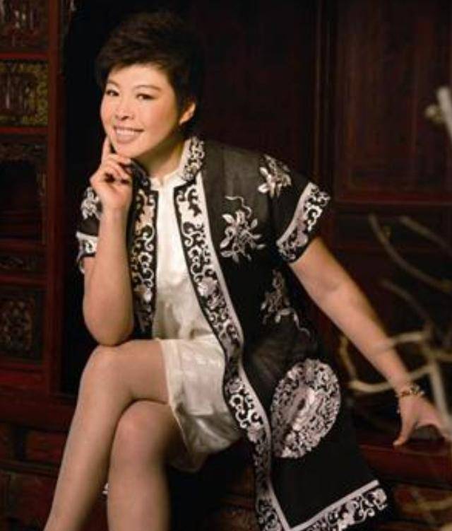 原创从国学大师到万人唾弃遭北大学生轰下台的于丹背后真相如何