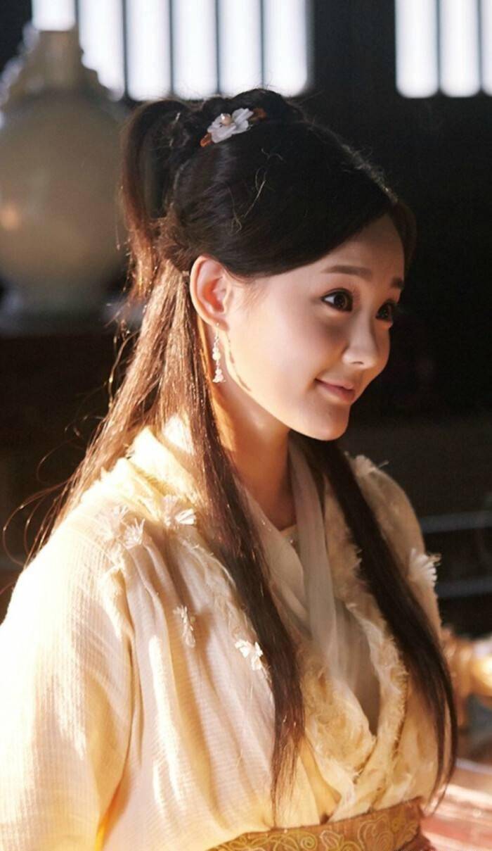 原创李一桐堪比翁美玲版的黄蓉灵动的双眸亮白的直腿时尚写真太美了