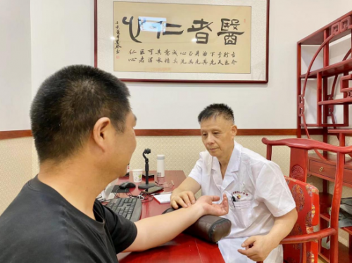 余洪涛:携中医智慧与仁心 守护肝脾之健康 余洪涛:携中医智慧与仁心 守护肝脾之健康