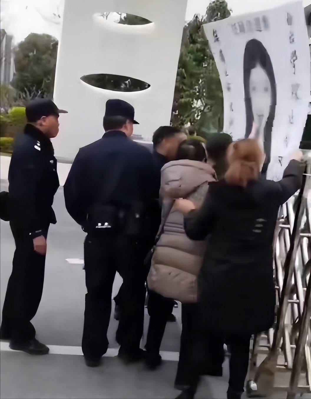 突传噩耗!19岁女舞蹈生猝死,同学曝出细节,学校回应让家长怒斥