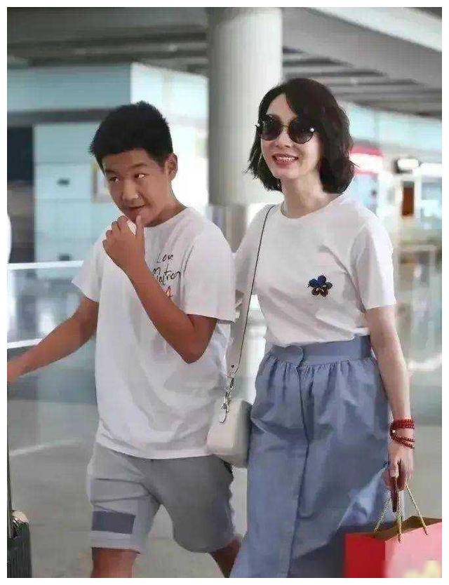原创陈数18岁儿子同行母子如姐弟机场牵手时尚亮眼