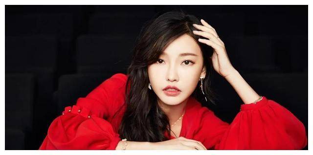 大二被王晶发掘,三部片狂揽26亿,如今成最美晶女郎_童菲_成功_演艺