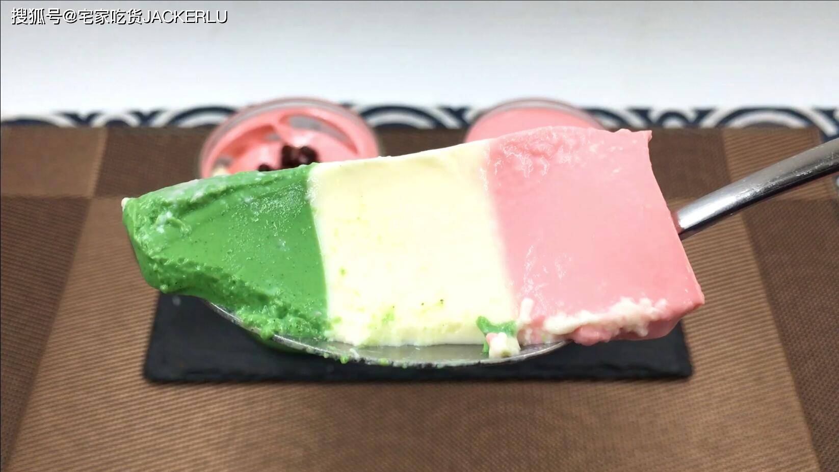 抹茶三色布丁将抹茶香红丝绒香草香和浓郁奶油风味