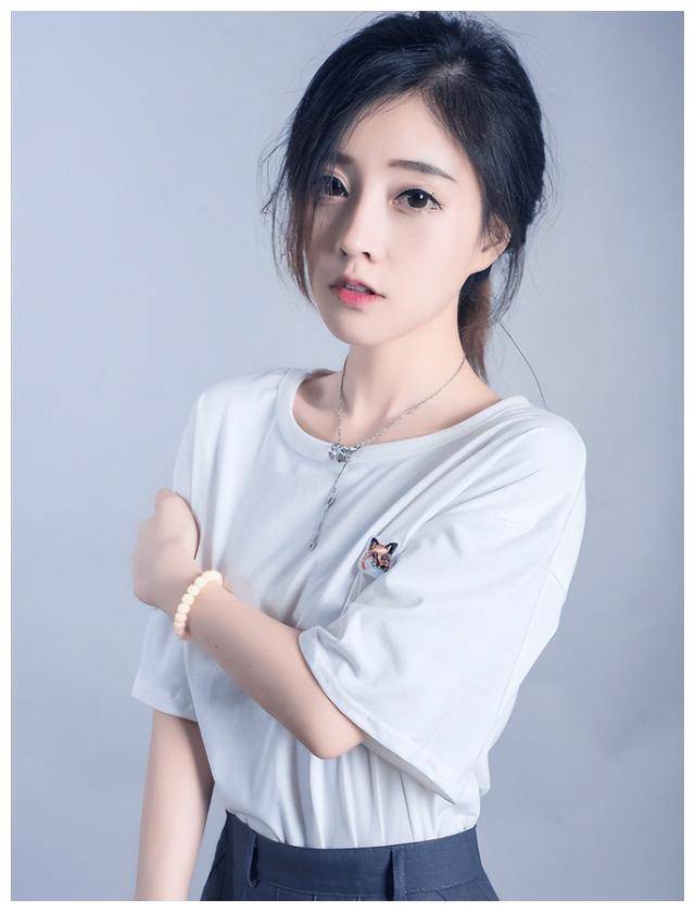 冯提莫从网红女主播到疑似辣妈生活变迁记