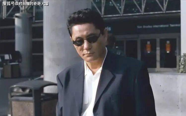 电影《大佬》中,山本耀司为北野武设计了标志性的垫肩廓形西装.