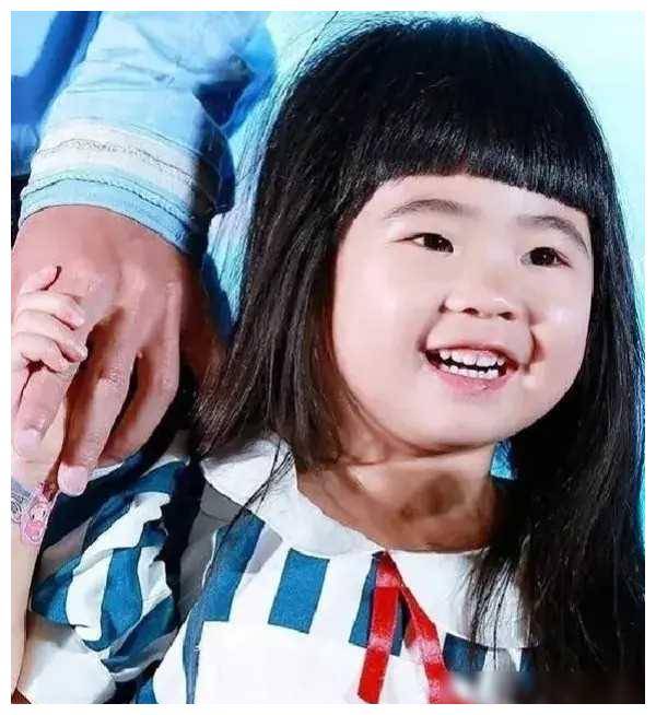 原创曹格儿女如同父母分两色哥哥阳光帅气妹妹美丽动人