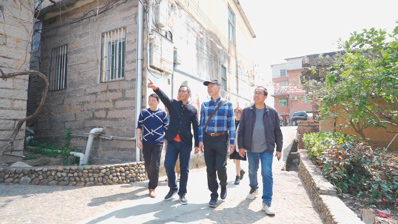 《一壶茶两岸情》的故事情节围绕一位台湾雾峰林家人回到祖籍地平和县