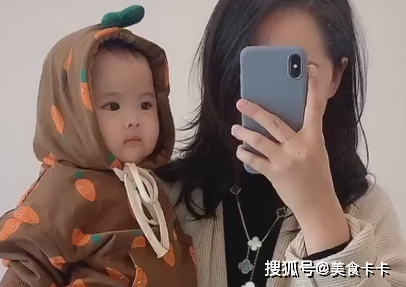 原创辣妈抱娃玩自拍火了萌娃歪头杀的那一刻心都被融化了