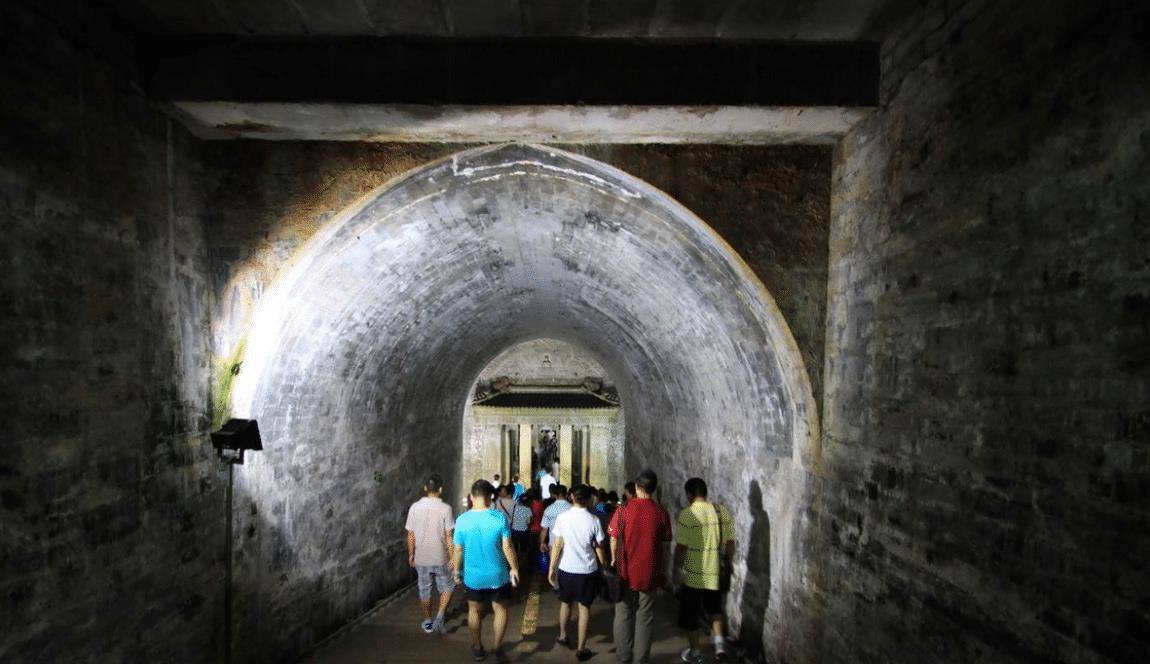 原创乾隆死后有多惨遗骨被扔臭水沟头骨被压碎全尸都未留下