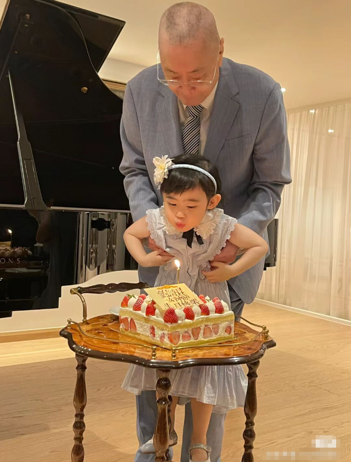 刘诗昆豪宅办85岁生日宴,怀抱3岁贝贝吹蜡烛,孙颖喝红酒显微醺