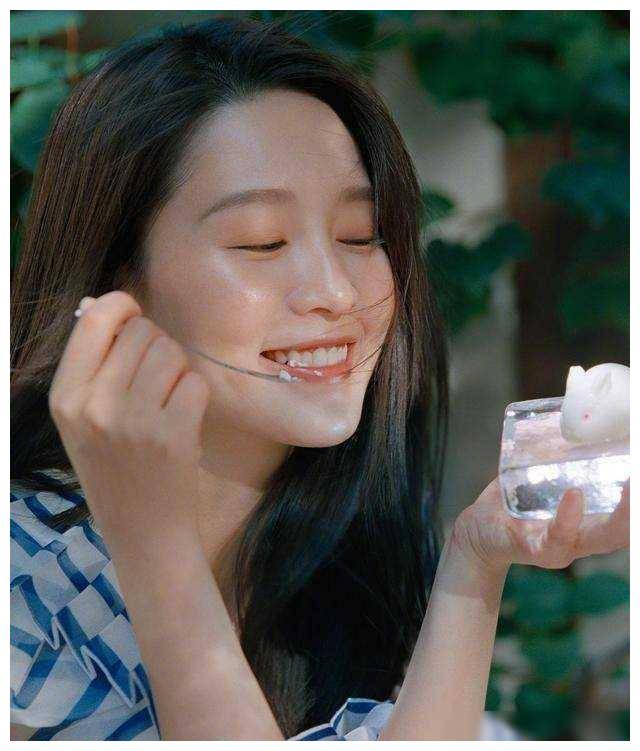 李沁颜值逆天新刊黑长直发惊艳森系女神笑容甜美