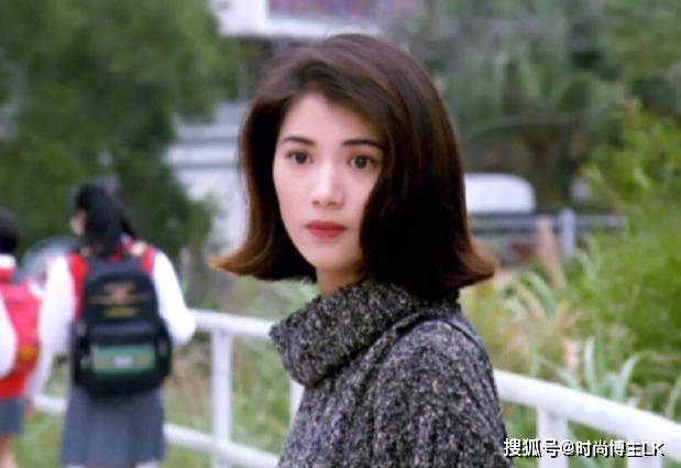 确实,就说袁咏仪年轻时穿着白色运动衣打网球的这一幕,青春洋溢,可爱