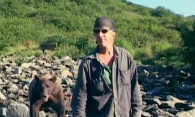 原创护熊奇人认为动物有人性和女友护熊13年终葬身熊腹