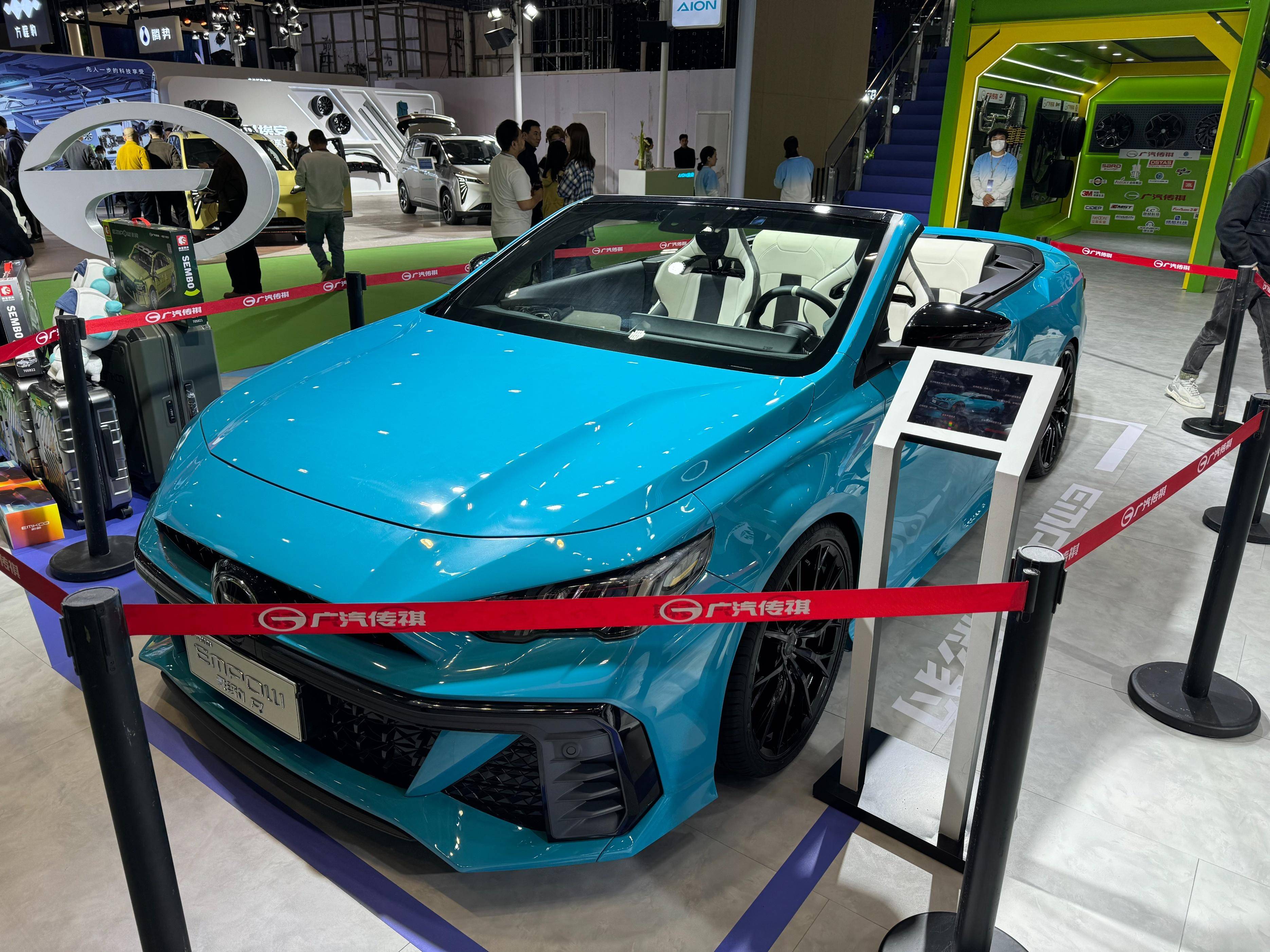 在深圳九州改装展上,广汽传祺便展出了影豹r敞篷版,这款车由car  (车