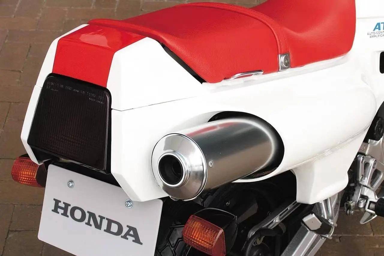 在之后面对雅马哈tzr250的市场竞争也为1986年nsr250r(mc16)的推出打