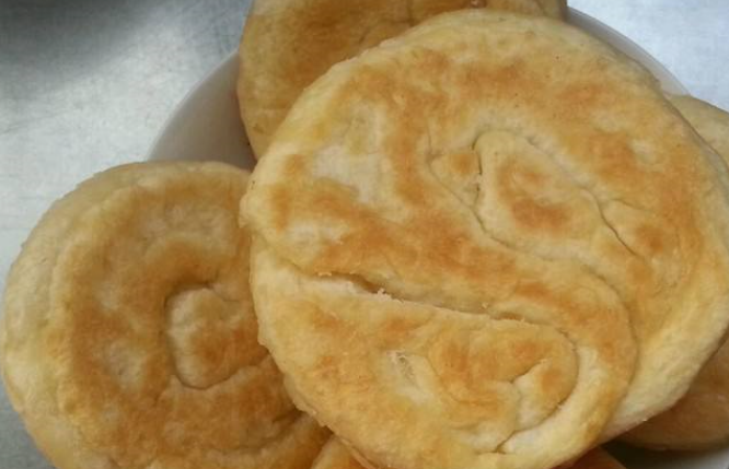 所以他就把宫中的油酥甜点称之为"金刚肚脐".