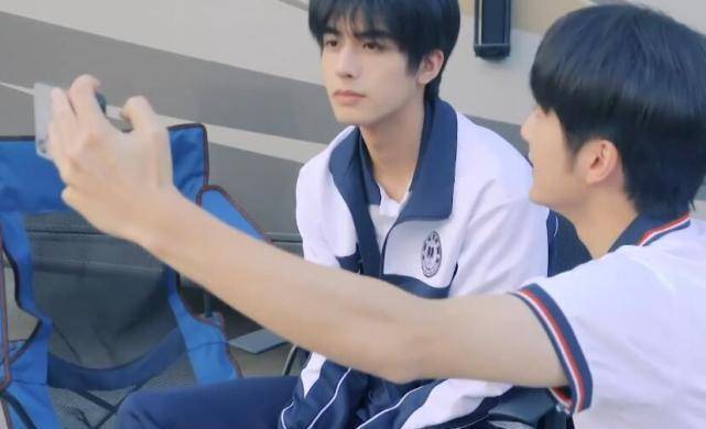 原创张新成休息时拍视频而看到宋威龙这才是少年的正确放松方式