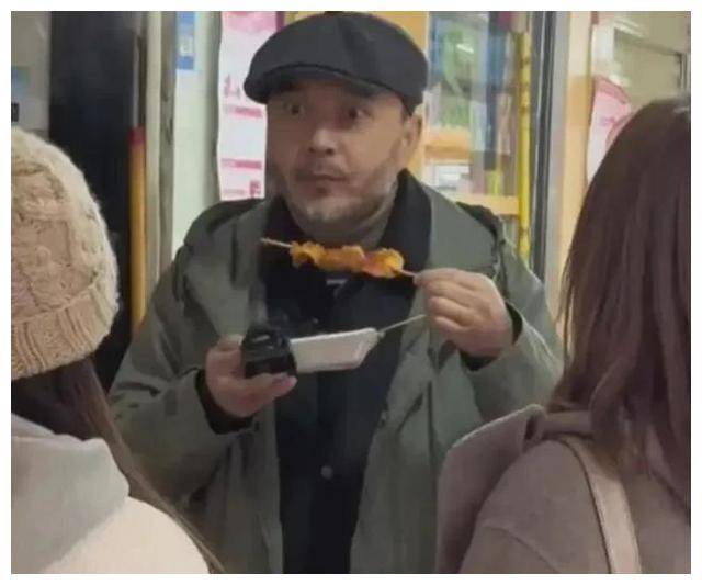 原创50岁汪涵最新近照胡子拉碴穿搭似小老头街头吃串接地气霸道